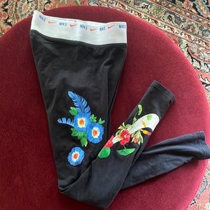 Nike leggings floral logo flowers 🌺